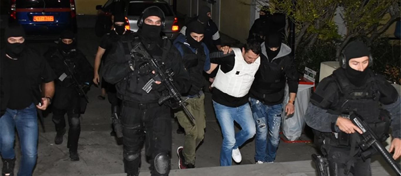 Ανατριχιαστικό: Συμπαθούντες επευφημούσαν τους τρομοκράτες στην Εισαγγελία αλλά δεν συνελήφθη ούτε ένας